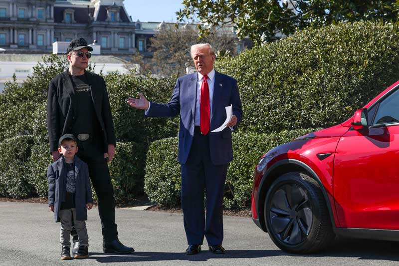 Tổng thống Trump mua Tesla Model S màu đỏ tại Nhà Trắng