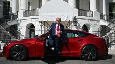 Tổng thống Trump mua Tesla Model S màu đỏ tại Nhà Trắng