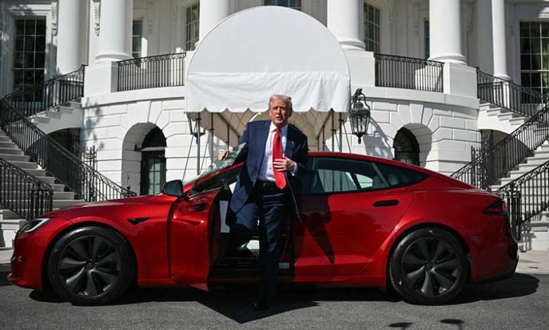 Tổng thống Trump mua Tesla Model S màu đỏ tại Nhà Trắng