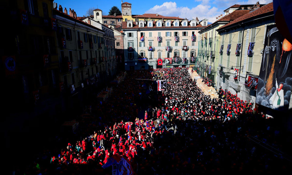 Trận chiến ném cam hấp dẫn trong lễ hội Carnival Ivrea tại Italy