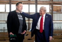 Trump công khai ủng hộ Musk bằng việc mua Tesla mới