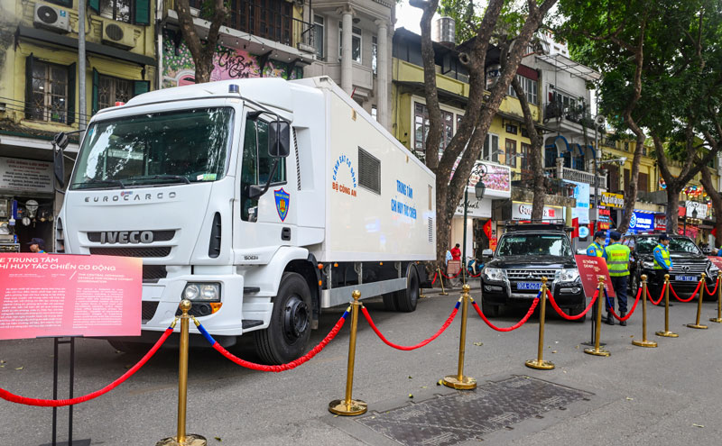 Trưng bày khí tài hiện đại của Công an nhân dân tại hồ Hoàn Kiếm