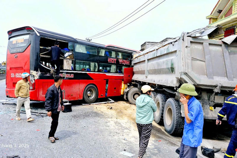 Va chạm xe tải khiến ôtô khách lao vào nhà dân, 8 người bị thương