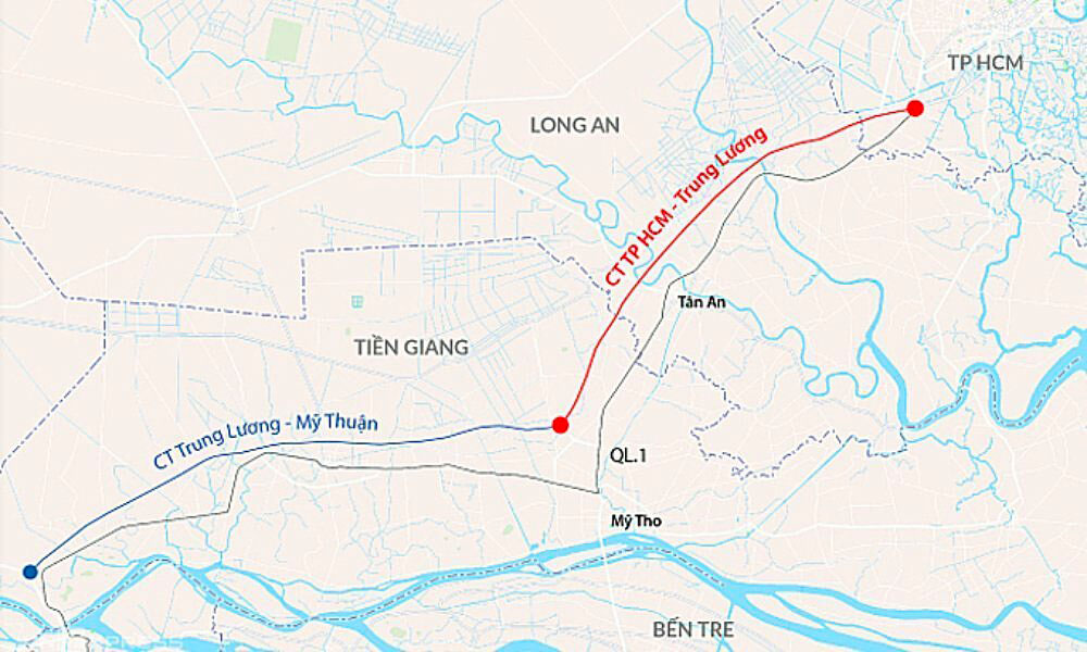 Xe cứu thương bốc cháy trên cao tốc TP HCM gây kẹt xe 5 km