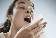Hật hơi khi hít phải tiêu và hành tây có nguy hiểm không