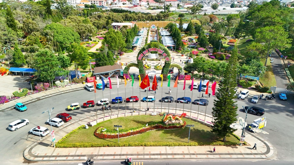 Hàng nghìn người tham gia trải nghiệm xe điện VinFast 2025