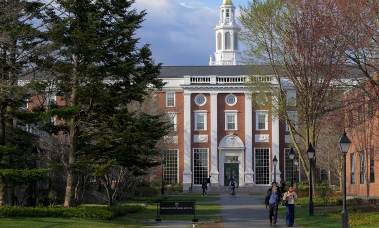 Harvard đối đầu chính quyền Trump: Nguy cơ tài trợ giảm sút
