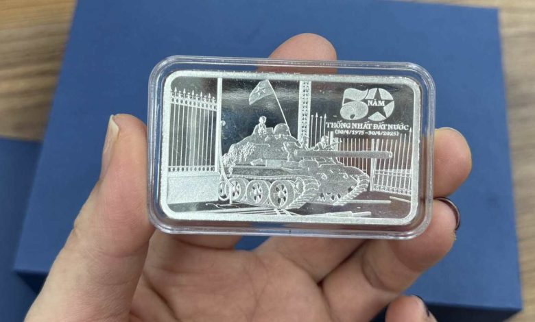Sản phẩm kỷ niệm 50 năm thống nhất đất nước tạo cơn sốt