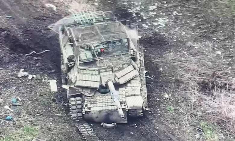 Xe tăng Abrams Ukraine trúng mìn, bị drone Nga tấn công