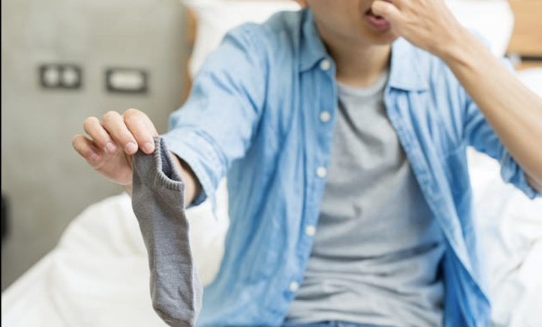 Bị nấm phổi do thói quen ngửi tất bẩn hằng ngày
