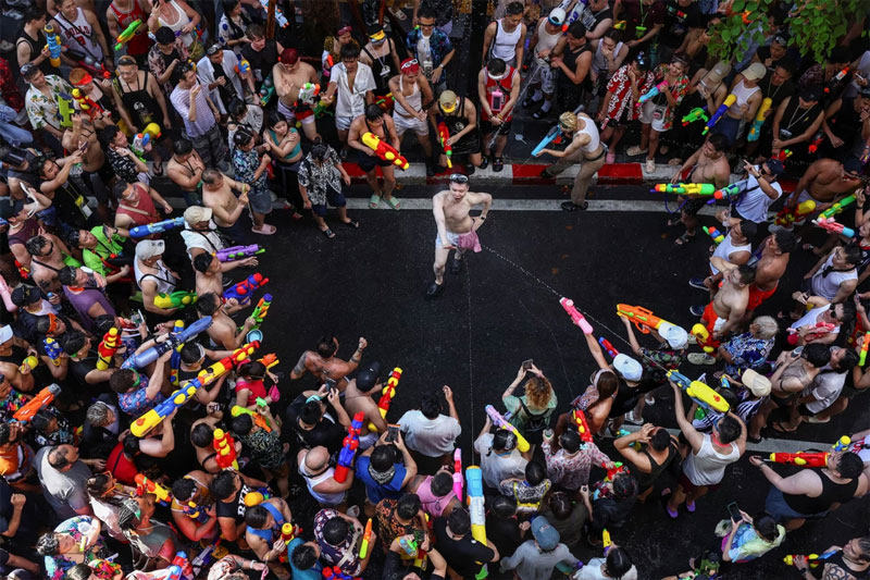 Bangkok tưng bừng đón Tết té nước Songkran 2025