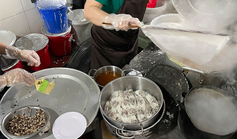 Bánh cuốn chả mực Gốc Bàng Hương vị truyền thống Hạ Long 40 năm