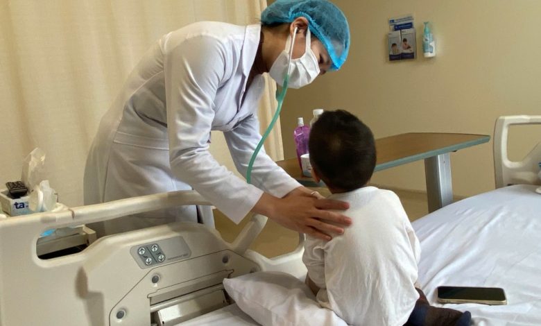 Cách chăm sóc trẻ mắc viêm phổi do sởi hiệu quả