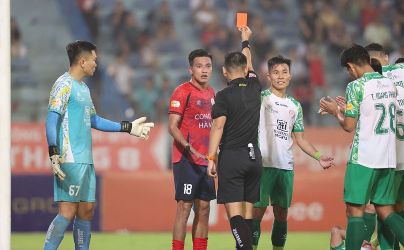 Công an Hà Nội nhận hai thẻ đỏ, hòa TP HCM 0-0 tại V-League 2025
