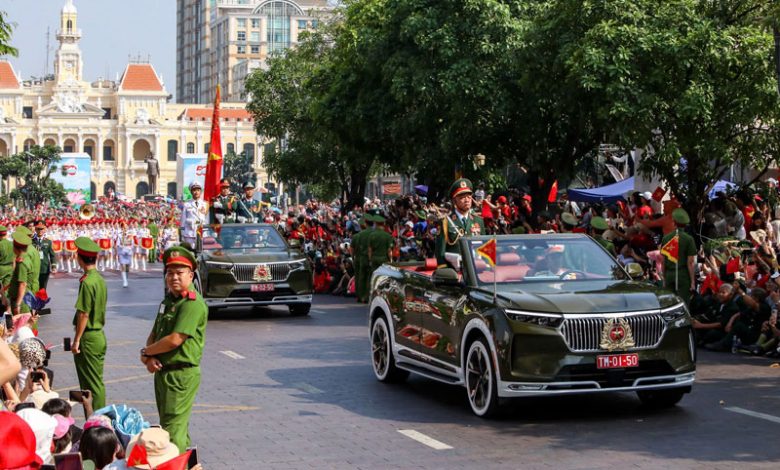 Đoàn Diễu Binh Mừng Lễ 30,4 Qua Các Công Trình Nổi Tiếng TP HCM