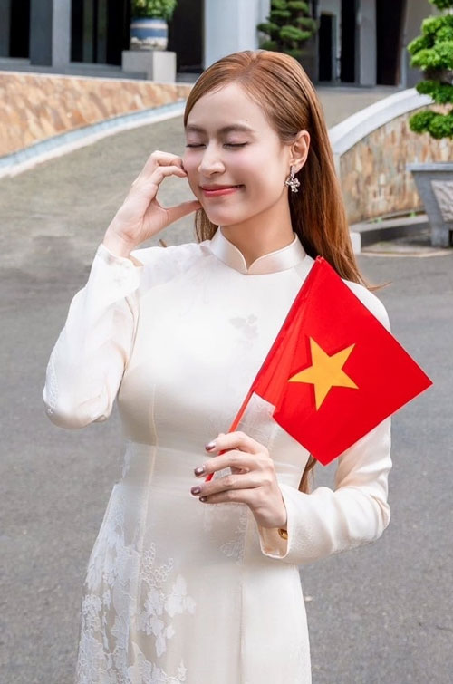 Hoàng Thùy Linh tôn vinh văn hóa Việt Nam qua trang phục độc đáo
