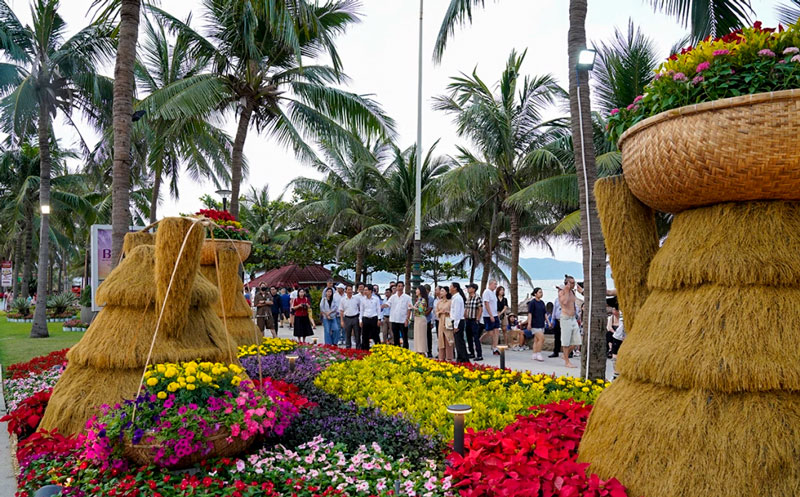 Khai trương Đường hoa biển 2 km tại Đà Nẵng 2025