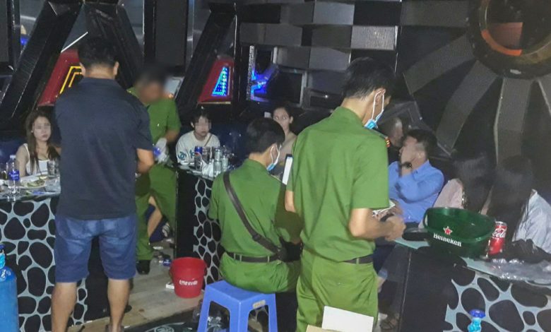 Cảnh sát Vĩnh Long đột kích quán karaoke bắt nhóm sử dụng ma túy