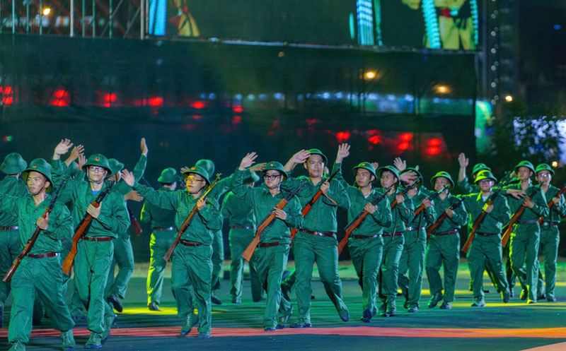 Mùa xuân thống nhất Khán giả rực lửa mừng kỷ niệm hòa bình