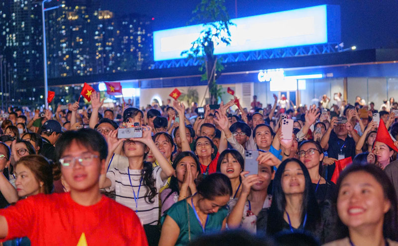 Mùa xuân thống nhất Khán giả rực lửa mừng kỷ niệm hòa bình