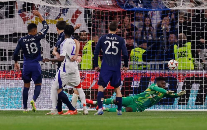 Onana bị chỉ trích nặng nề sau trận hòa với Lyon