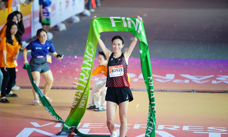 Nguyễn Thị Oanh và Nguyễn Trung Cường dẫn đầu VnExpress Marathon 2025