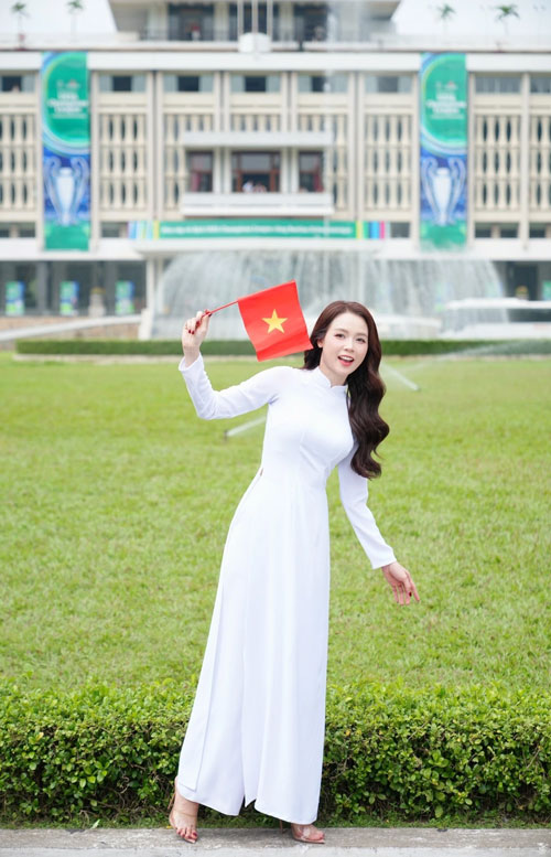 Sao Việt khoe áo dài chụp ảnh kỷ niệm 30,4 tại Dinh Độc Lập