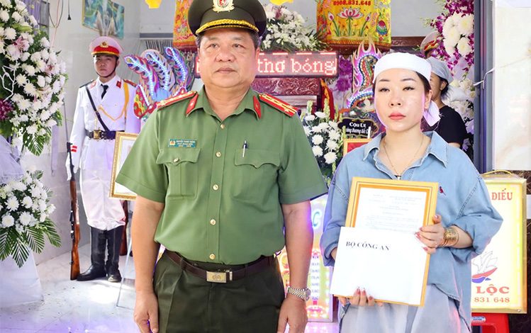 Bộ Công an truy thăng quân hàm thiếu tá cho đại uý hy sinh công vụ