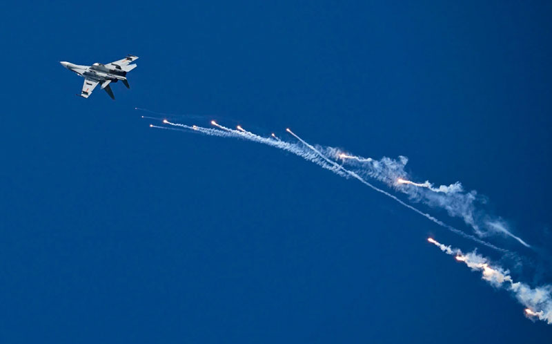 Tiêm kích Su-30MK2 thả bẫy nhiệt trên bầu trời TP HCM