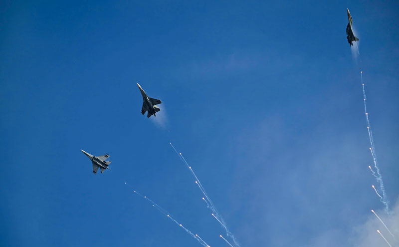Tiêm kích Su-30MK2 thả bẫy nhiệt trên bầu trời TP HCM