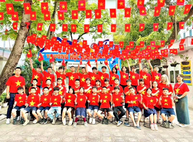 Trường học tưng bừng hoạt động mừng 50 năm thống nhất đất nước