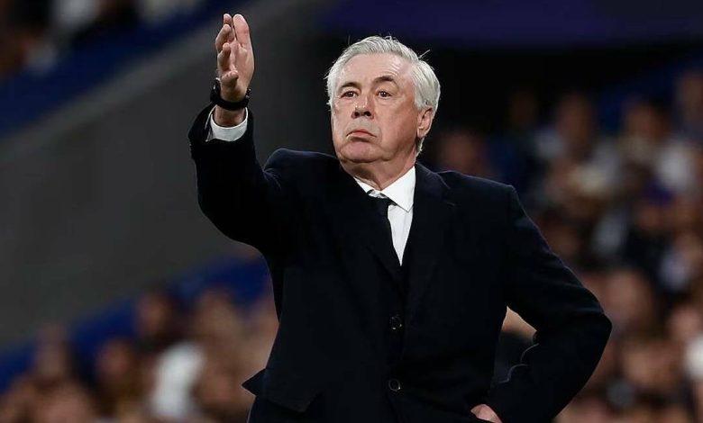 Figo lên tiếng bảo vệ Ancelotti giữa cơn bão chỉ trích