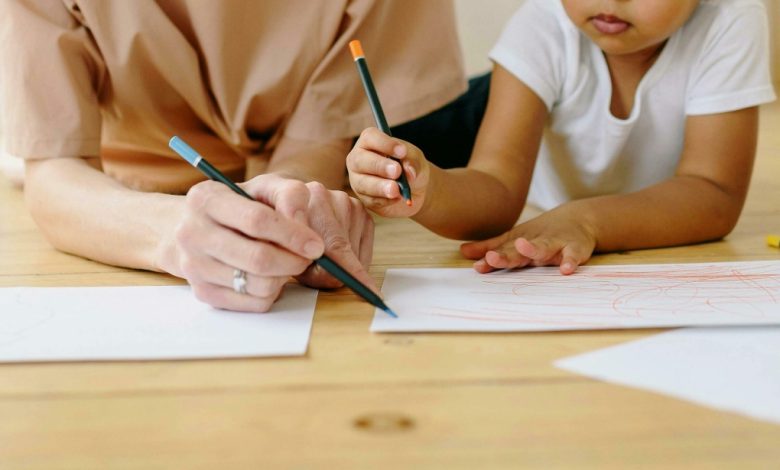 Cha mẹ bao bọc quá mức khiến trẻ mất khả năng tự lập.
