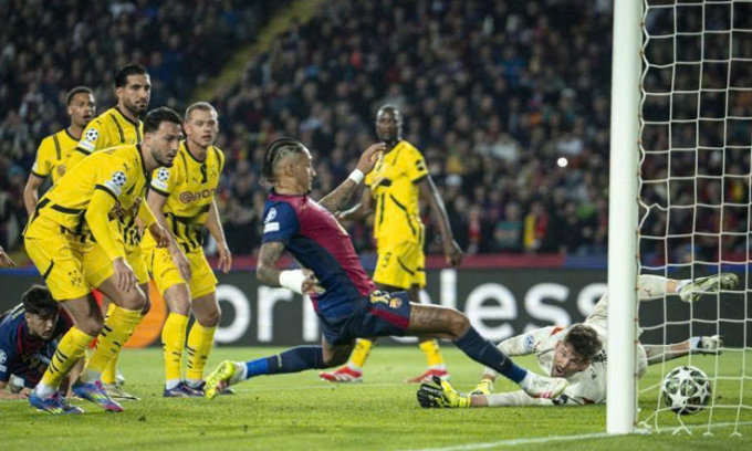 Raphinha suýt "trộm" bàn thắng của Cubarsi trong trận Barca thắng Dortmund
