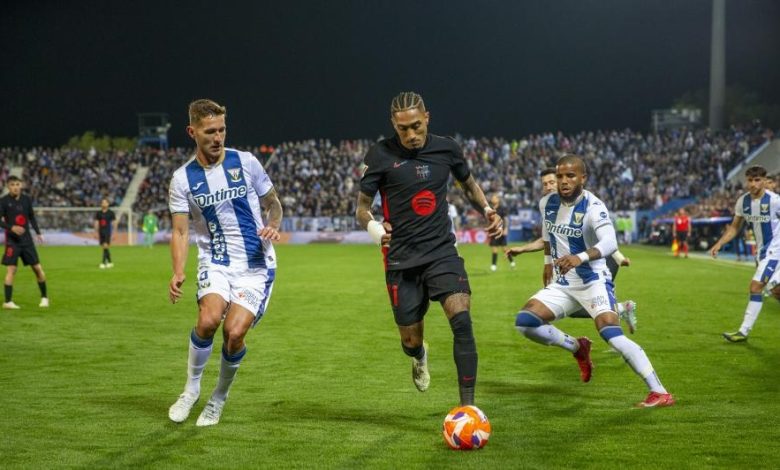 Barca thắng nhờ đối thủ phản lưới, nới rộng cách biệt với Real
