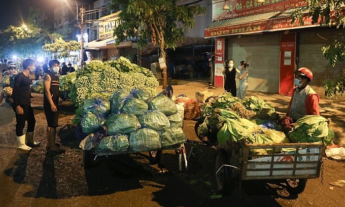 Chị hàng xóm kiếm tiền triệu từ nghề bỏ mối rau quả