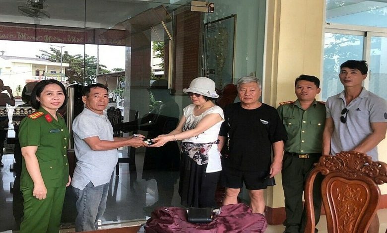 Khách Hàn xúc động nhận lại ví đánh rơi ở Phú Quốc