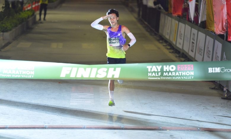 Trung Cường phá kỷ lục half marathon tại Tây Hồ 2025