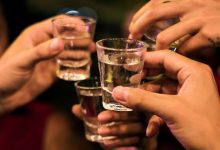 Người đàn ông đâm 3 người thân bạn gái trong tiệc rượu