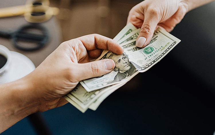 Mệt mỏi khi giúp bạn bè vay tiền, có nên tiếp tục?