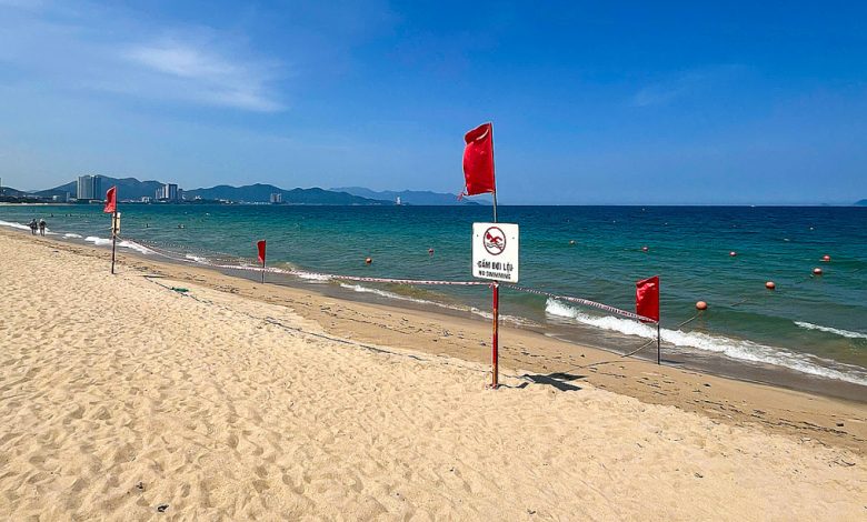 Trục vớt sà lan dưới bãi tắm Nha Trang trong 20 ngày tới