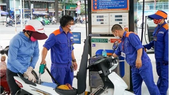Giá xăng giảm mạnh, thấp nhất trong 4 năm qua