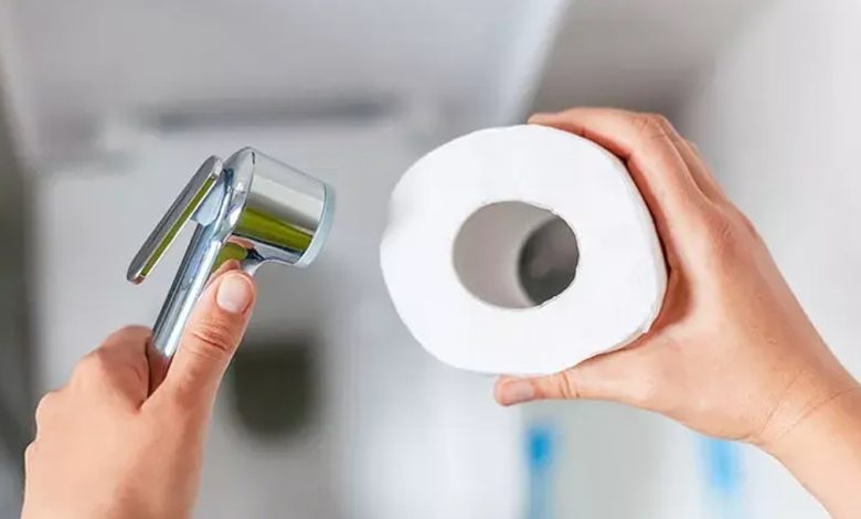Nên chọn vòi xịt hay giấy vệ sinh cho sạch sẽ?