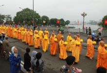 Hàng nghìn Phật tử rước Phật tại TP Huế 11/5/2025