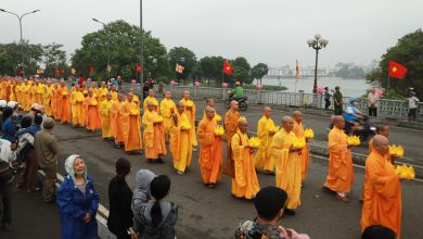 Hàng nghìn Phật tử rước Phật tại TP Huế 11/5/2025