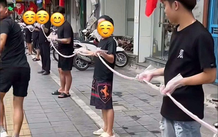 Hà Nội kiểm tra cơ sở quảng cáo lòng se điếu '40 mét'