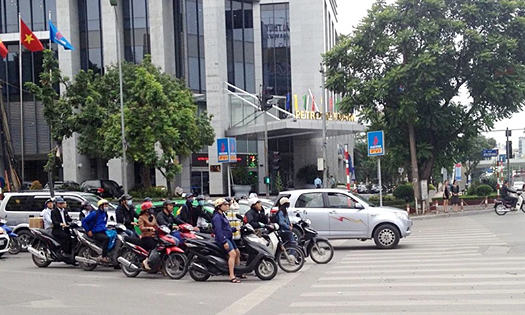 Dừng đèn đỏ quá vạch: Phạt 600.000 hay 18 triệu đồng?