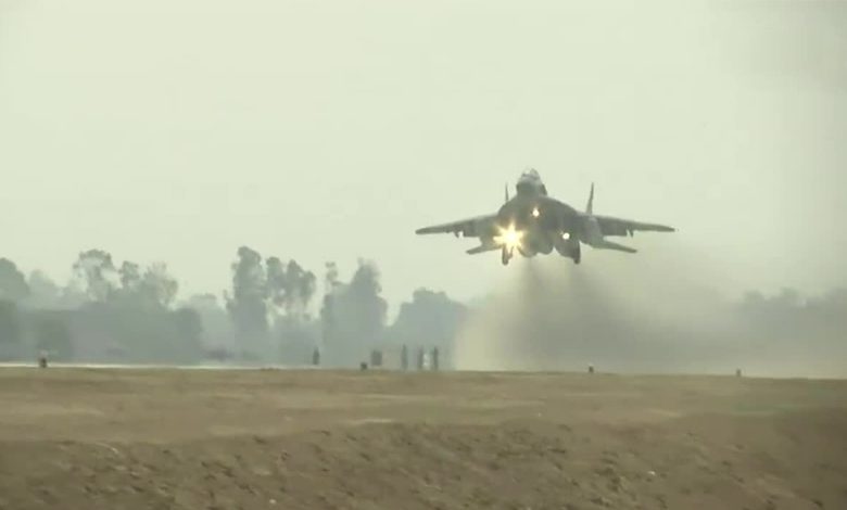 Tiêm kích Ấn Độ thử khả năng trên cao tốc trong căng thẳng với Pakistan