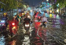 Mưa đầu mùa khiến nhiều tuyến đường ở TP HCM ngập nặng