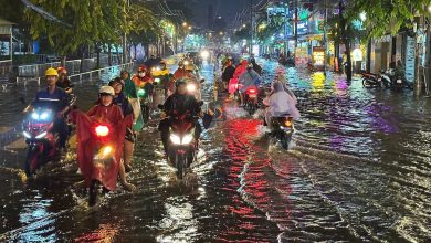 Mưa đầu mùa khiến nhiều tuyến đường ở TP HCM ngập nặng